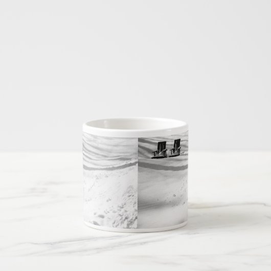 Zwei im Schnee begrabene Stühle Espressotasse (Vorderseite)