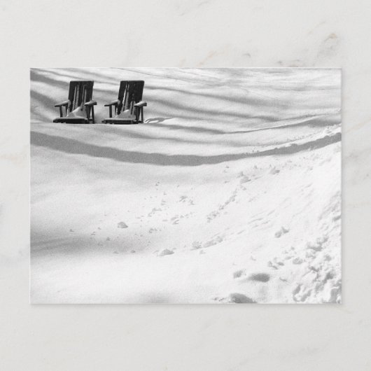 Zwei im Schnee begrabene Stühle Postkarte (Vorderseite)