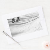 Zwei im Schnee begrabene Stühle Rechteckiger Aufkleber (Umschlag)