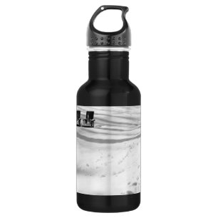 Zwei im Schnee begrabene Stühle Trinkflasche