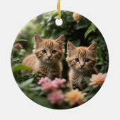 Zwei Ingwer Kätzchen entdecken einen üppigen Garte Keramik Ornament (Hinten)