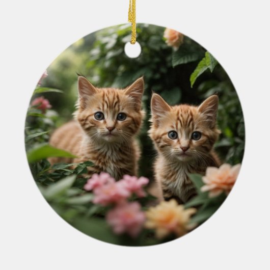 Zwei Ingwer Kätzchen entdecken einen üppigen Garte Keramik Ornament (Hinten)