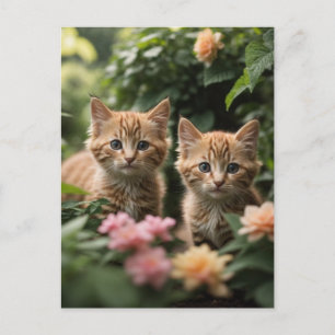 Zwei Ingwerkätzchen erkunden einen üppigen Garten Postkarte