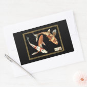 Zwei japanische Koi Goldfish auf schwarzem Hinterg Rechteckiger Aufkleber (Umschlag)