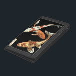 Zwei japanische Koi Goldfish auf schwarzem Hinterg Tri-fold Geldbeutel<br><div class="desc">Dieses Bild repräsentiert zwei leuchtend farbenfrohe Orange Koi Goldfish auf stilvollem schwarzen Hintergrund. Dieses zeitgenössische,  feine Kunstdrucken traditioneller inspirierter japanischer und orientalischer Details verleiht jedem Zazzle-Produkt Charakter.</div>