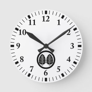 Zwei japanische Zedern im Kreis Runde Wanduhr