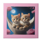 Zwei junge Kätzchen in einem Korb mit rosa Rosen Fliese (Vorderseite)