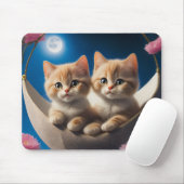 Zwei junge Kätzchen in einem Korb mit rosa Rosen Mousepad (Mit Mouse)