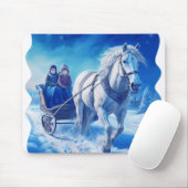 Zwei junge Mädchen auf einer schneebedeckten Schli Mousepad (Mit Mouse)