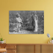 Zwei junge Mädchen pflücken Baumwollfotografie Leinwanddruck (Insitu (Wohnzimmer))