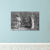 Zwei junge Mädchen pflücken Baumwollfotografie Leinwanddruck (Insitu (Holzboden))