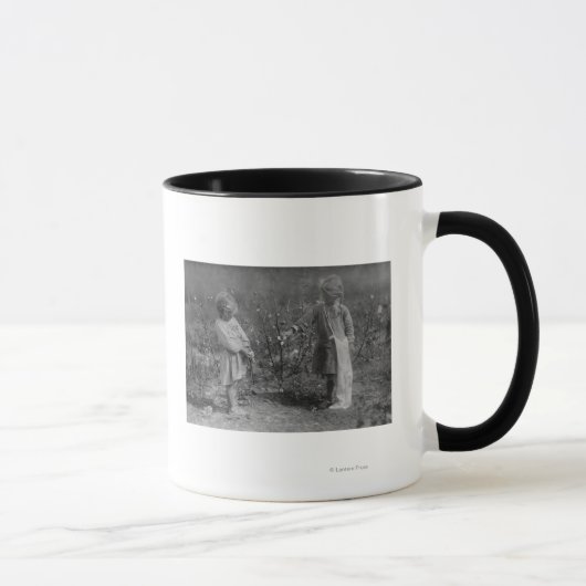 Zwei junge Mädchen pflücken Baumwollfotografie Tasse (Rechts)