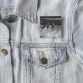 Zwei junge Männer und Frau, die in der Welle B&W Button (Beispiel)