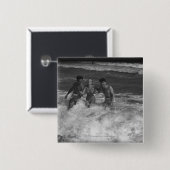 Zwei junge Männer und Frau, die in der Welle B&W Button (Vorne & Hinten)