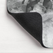 Zwei junge Männer und Frau, die in der Welle B&W Mousepad (Ecke)