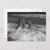 Zwei junge Männer und Frauen spielen bei Wave B&W Postkarte (Vorne/Hinten)