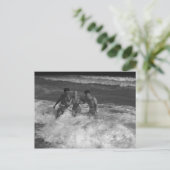 Zwei junge Männer und Frauen spielen bei Wave B&W Postkarte (Stehend Vorderseite)