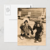 Zwei junge Schimpansen halten Händchen Postkarte (Vorne/Hinten)