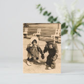 Zwei junge Schimpansen mit Händen Postkarte (Stehend Vorderseite)