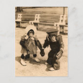 Zwei junge Schimpansen mit Händen Postkarte (Vorderseite)