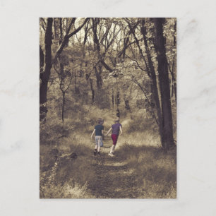Zwei Jungen auf einem Waldweg Postkarte