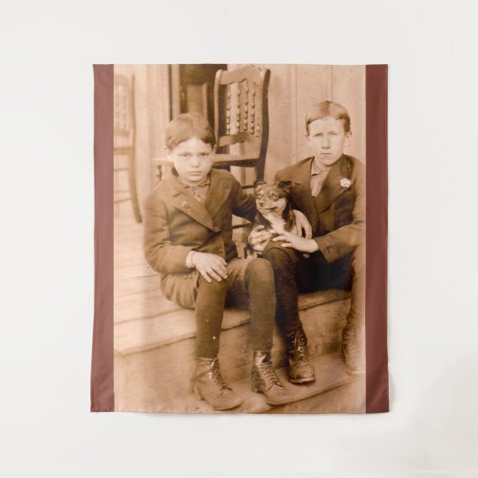 Zwei Jungen in den 1920er Jahren, ein Hund Wandteppich (Vorderseite)