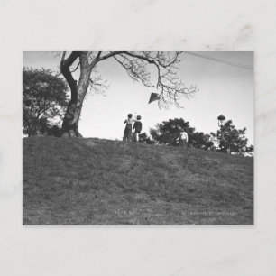 Zwei Jungs, die Drachen auf Hügel B&W fliegen Postkarte
