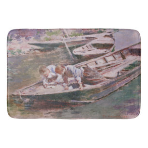 Zwei Jungs in einem Boot (von Theodore Robinson) Badematte