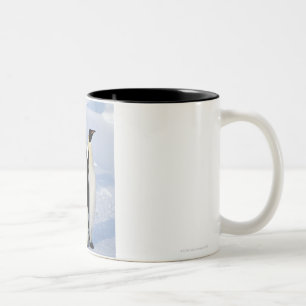 Zwei Kaiser-Pinguine in der Antarktis Zweifarbige Tasse