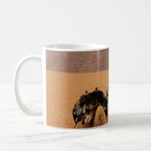 ZWEI KAMEL AUF BROWN SAND IN DER NÄHE VON MOUTAINS KAFFEETASSE
