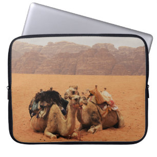 ZWEI KAMEL AUF BROWN SAND IN DER NÄHE VON MOUTAINS LAPTOPSCHUTZHÜLLE