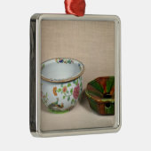 Zwei Kammertöpfe Ornament Aus Metall (Rechts)