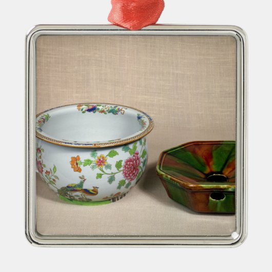 Zwei Kammertöpfe Ornament Aus Metall (Vorne)