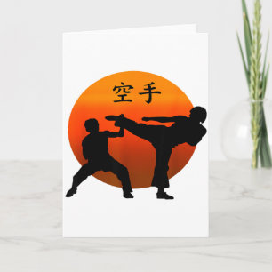 Zwei Karate-Kämpfer mit Aufgehender Sonne und Kara Karte