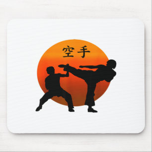 Zwei Karate-Kämpfer mit aufgehender Sonne und Kara Mousepad