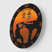 Zwei Karate-Kämpfer mit wachsender Sonne Große Wanduhr (Winkel)