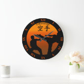 Zwei Karate-Kämpfer mit wachsender Sonne Große Wanduhr (Zuhause)