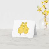 Zwei kartoonische Hühner umarmten BLANK Karte (Gelbe Blume)