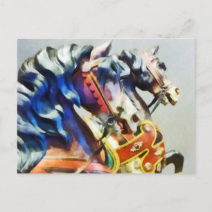 Zwei Karusselpferde schließen Postkarte