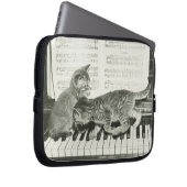 Zwei Kätzchen auf Klaviertastatur (B&W) Laptopschutzhülle (Vorne Rechts)