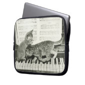 Zwei Kätzchen auf Klaviertastatur (B&W) Laptopschutzhülle (Vorderseite Links)