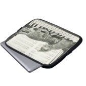 Zwei Kätzchen auf Klaviertastatur (B&W) Laptopschutzhülle (Vorne Knopf)