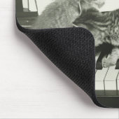 Zwei Kätzchen auf Klaviertastatur (B&W) Mousepad (Ecke)
