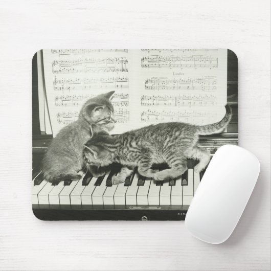 Zwei Kätzchen auf Klaviertastatur (B&W) Mousepad (Mit Mouse)
