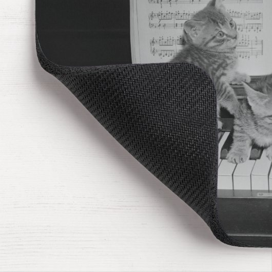 Zwei Kätzchen, die auf Klaviertastatur durch Blatt Mousepad (Ecke)