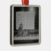 Zwei Kätzchen, die auf Klaviertastatur durch Blatt Silbernes Ornament (Rechts)