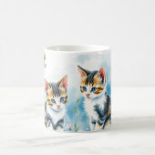 Zwei Kätzchen im Blumengarten Kaffeetasse (Mittel)