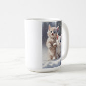Zwei Kätzchen mit blauen Augen spielen im Schnee Kaffeetasse (VorderseiteRechts)