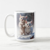 Zwei Kätzchen mit blauen Augen spielen im Schnee Kaffeetasse (Links)