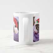 Zwei Kätzchen Weihnachtsmannmützen Frohe Weihnacht Jumbo-Tasse (Rückseite)